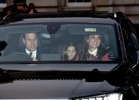 Kungafamiljen deltar i jullunch på Buckingham Palace