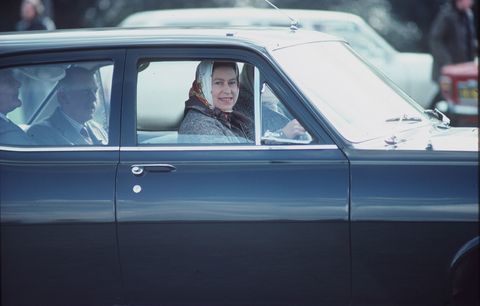 Drottning Elizabeth kör en Vauxhall