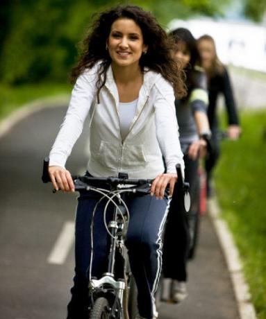 kvinnor ridning cyklar