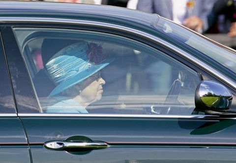 Drottning Elizabeth driver en Jaguar