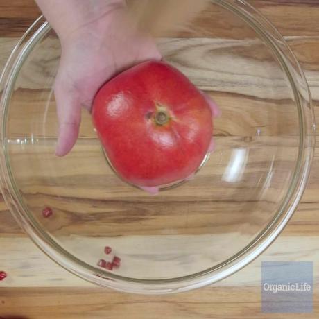 förhandsvisning för Kitchen Hack: Spanking The Pomegranate