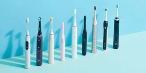 9 elektriska tandborstar uppradade bredvid varandra på blå bakgrund